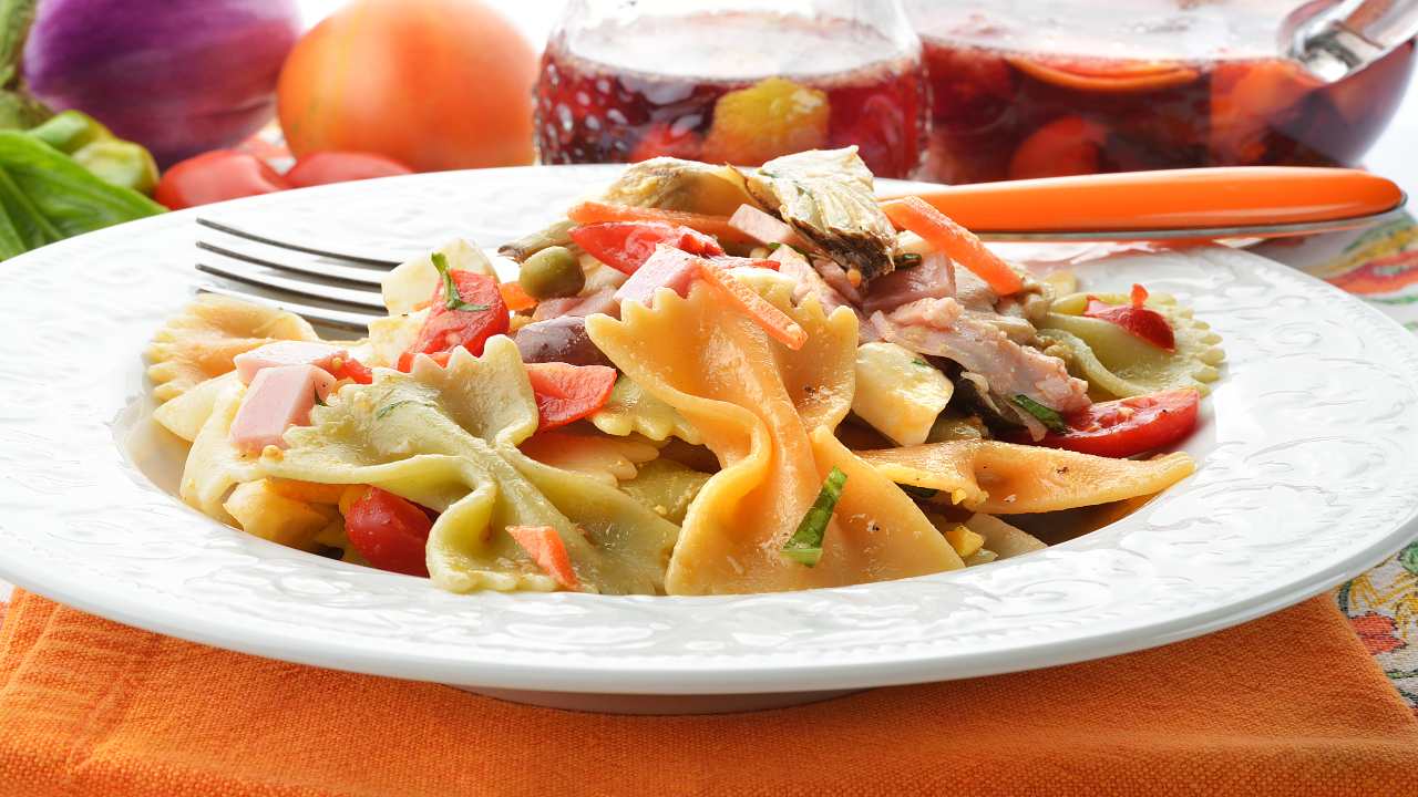 Farfalle-tricolore-con-pomodori
